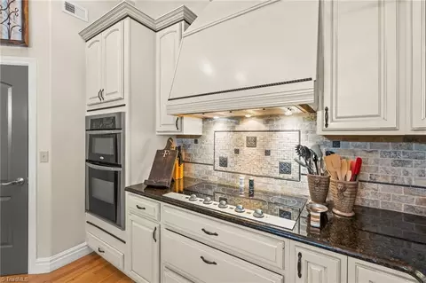 Kitchen - 8905 Milestone Pt, Clemmons, NC 27012 photo 4 of 5