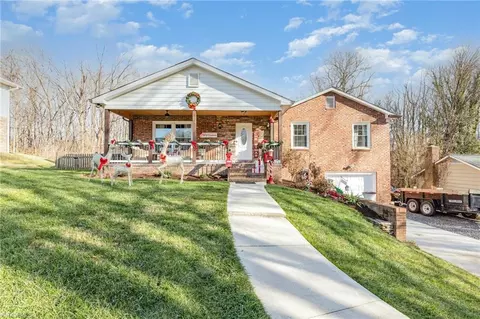 522 Foxcroft Dr, Winston Salem, NC 27103