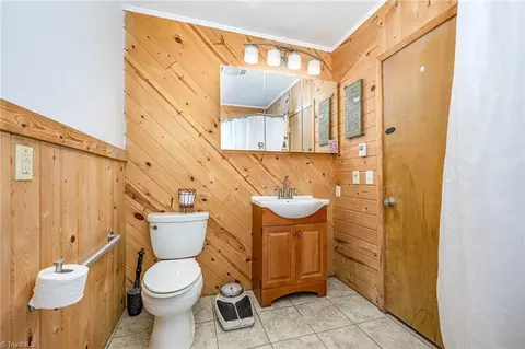 Bath - 827 Shell Rd, Thomasville, NC 27360 photo 1 of 3