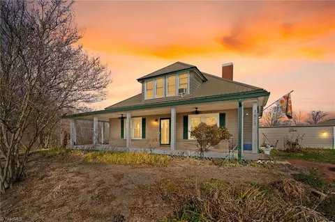 1579 Lake Rd, Thomasville, NC 27360