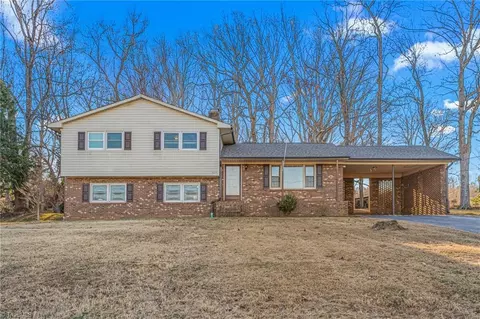 1029 Foxfire Rd, Kernersville, NC 27284
