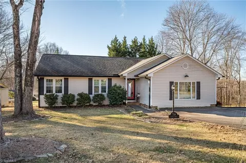 710 Saddle Dr, Pilot Mountain, NC 27041 photo 2