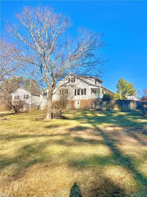 53 Wagoner St, Sparta, NC 28675