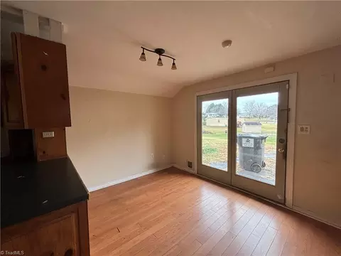 Living - 101 Hemlock Ct, King, NC 27021 photo 3 of 4
