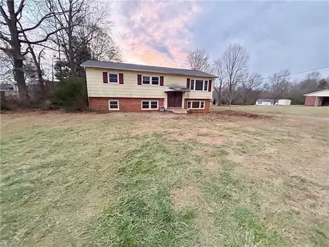 2330 NE 40th Avenue Ct, Hickory, NC 28601