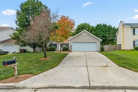 10 Manor Ridge Ct, Greensboro, NC 27407