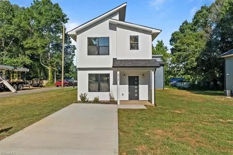 212 Carter St S, Liberty, NC 27298