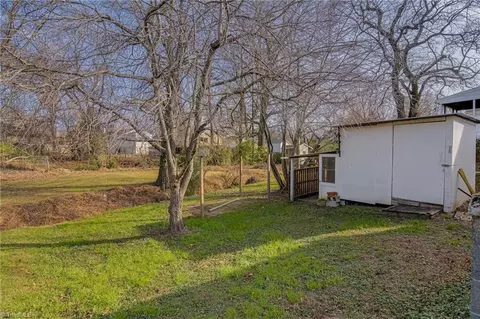 Exterior - 513 Ridgecrest Dr, High Point, NC 27262 photo 3 of 6