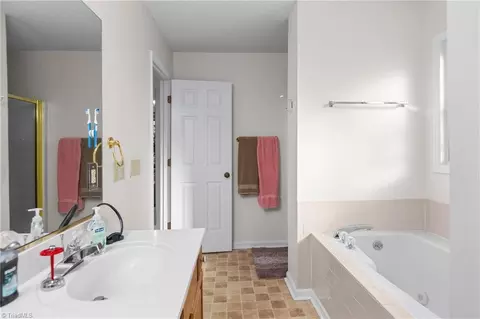 Bath - 2016 Candelar Dr, High Point, NC 27265 photo 5 of 7