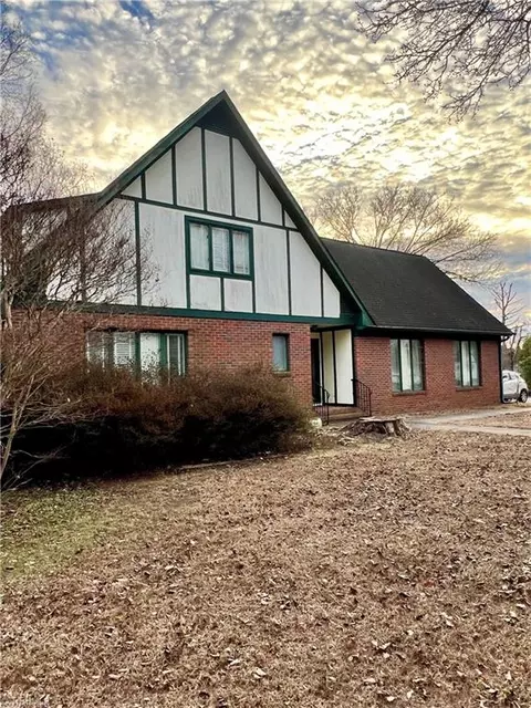 2016 Candelar Dr, High Point, NC 27265