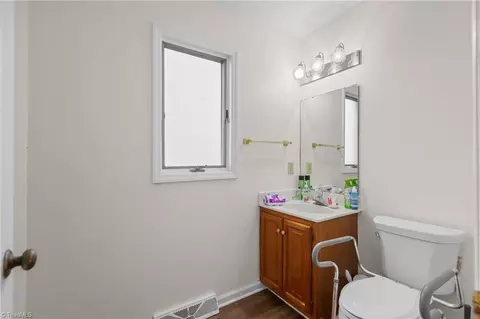 Bath - 2016 Candelar Dr, High Point, NC 27265 photo 1 of 7
