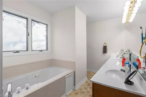 Bath - 2016 Candelar Dr, High Point, NC 27265 photo 3 of 7