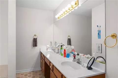 Bath - 2016 Candelar Dr, High Point, NC 27265 photo 4 of 7