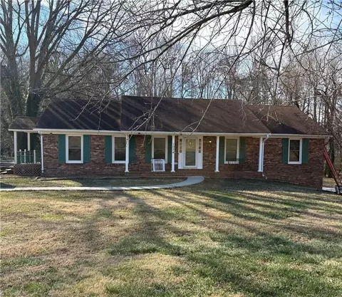 1034 Pine Knolls Rd, Kernersville, NC 27284