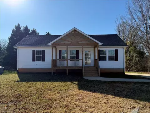 812 Main St W, Pilot Mountain, NC 27041