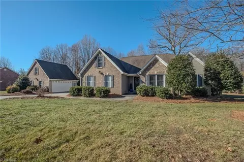 8475 Hunting Ct, Stokesdale, NC 27357