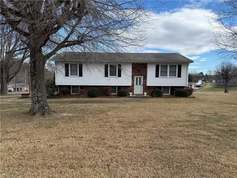 138 Highland Ave, Mount Airy, NC 27030
