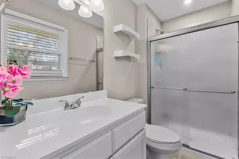 Bath - 601 Runyon Dr, High Point, NC 27260 photo 1 of 2