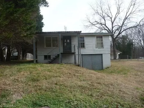 1109 Holly Hill Rd W, Thomasville, NC 27360