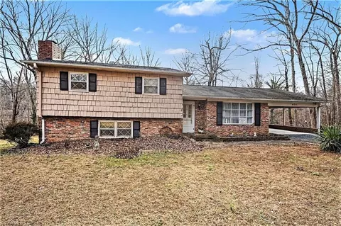 406 Wellington Ln E, Walnut Cove, NC 27052