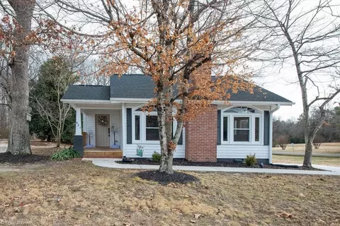 821 Fisher Ferry St, Thomasville, NC 27360