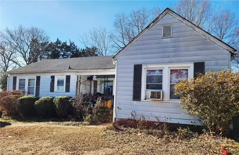 916 Liberty Dr, Thomasville, NC 27360