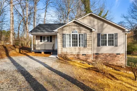 3528 Lamp Light Dr, Randleman, NC 27317