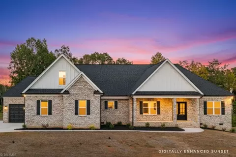 5090 Southern Pines Dr, Kernersville, NC 27284