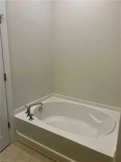 Bath - 4712 Willowstone Dr, High Point, NC 27265 photo 5 of 7