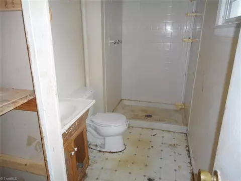 Bath - 5511 Windemere Cir, Trinity, NC 27370 photo 1 of 3
