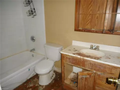 Bath - 5511 Windemere Cir, Trinity, NC 27370 photo 2 of 3