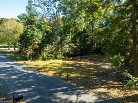 1039 Huntingdon Rd, Winston Salem, NC 27104