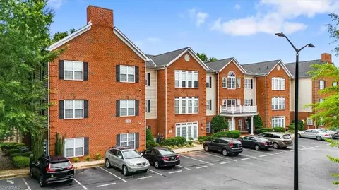 524 College Rd #306, Greensboro, NC 27410