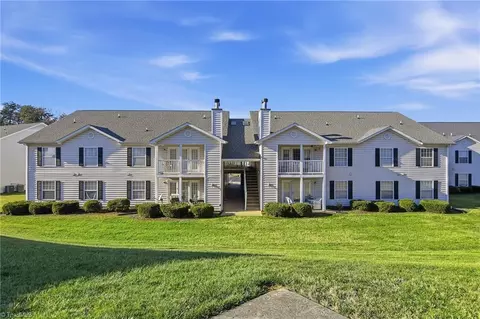 7129 Friendly Ave #D, Greensboro, NC 27410
