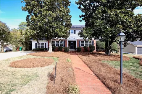 1410 Fernwood Dr, High Point, NC 27262