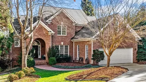4 Foxglove Ln, Greensboro, NC 27455