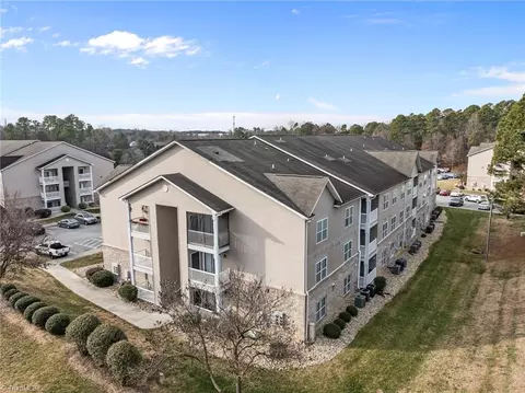 7102 Friendly Ave W #304, Greensboro, NC 27410