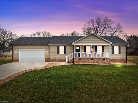 522 Staley St N, Liberty, NC 27298