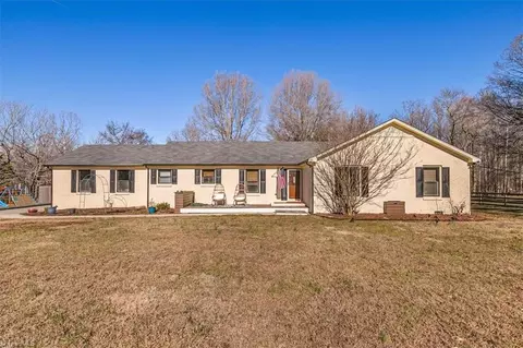 2107 Hunters Ridge Dr, Pleasant Garden, NC 27313