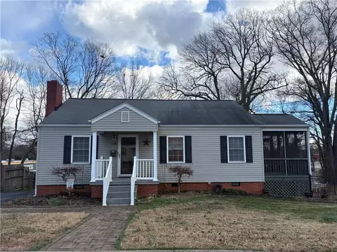 114 Green Ct W, Greensboro, NC 27407