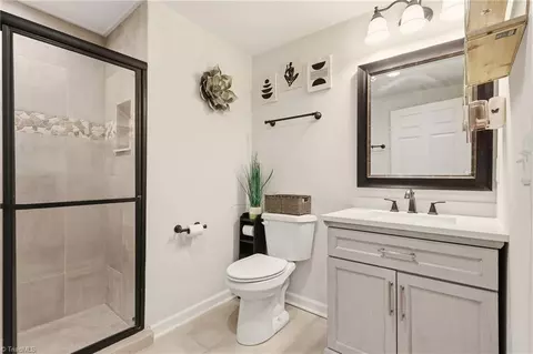 Bath - 1506 Boundary Ave, High Point, NC 27260 photo 2 of 3