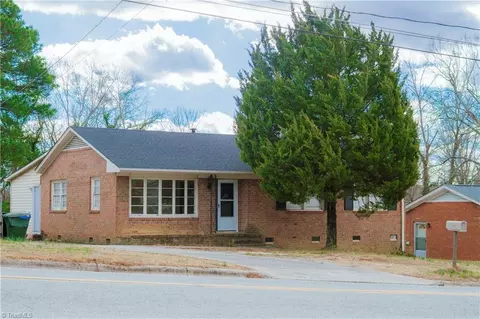 1407 Meadowview Rd W, Greensboro, NC 27403