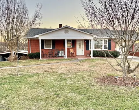 637 Pine Ridge Rd, Mount Airy, NC 27030