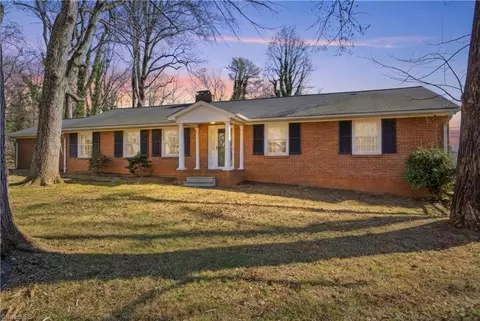 5501 Club Knoll Rd, Winston Salem, NC 27105