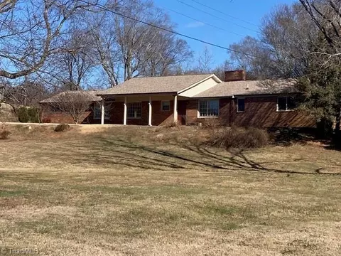 226 White Plains Rd, Roaring River, NC 28669