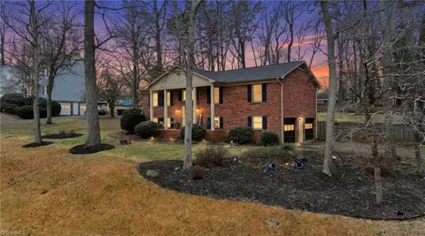 896 Oakhaven Forest Dr, Winston Salem, NC 27105