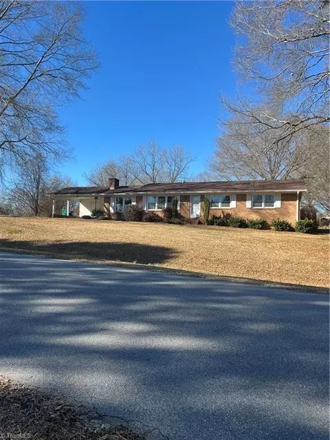 198 Green Knolls Dr, Eden, NC 27288