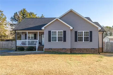 1112 Heathwood Dr, Randleman, NC 27317