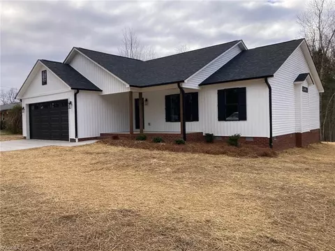 32 Ranchor Dr, Thomasville, NC 27360