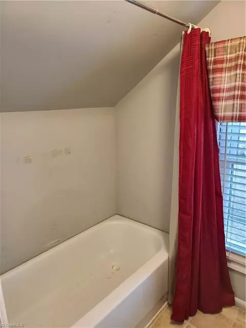 Bath - 206 Moore Ave E, High Point, NC 27263 photo 2 of 3